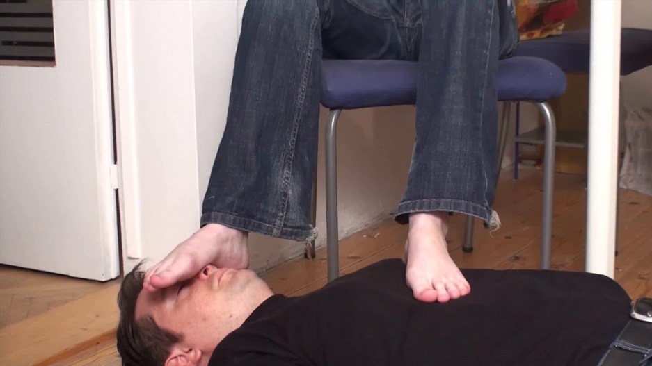 FOOT GIRLS - Foot Smelling On The Ground Of Kitchen Floor